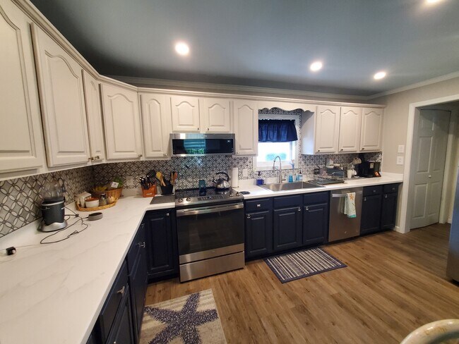 Building Photo - 305 Fairview Dr