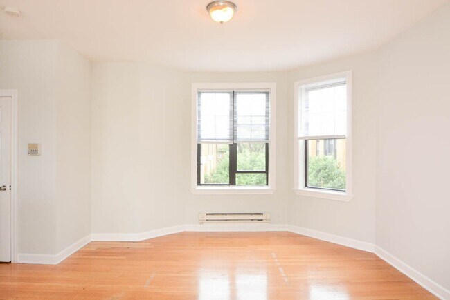 Building Photo - 728 W Barry Ave