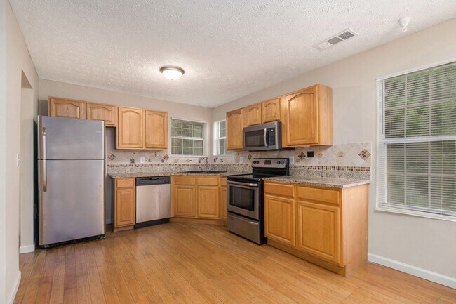 Building Photo - 3 Bedroom 2.5 Bath Home