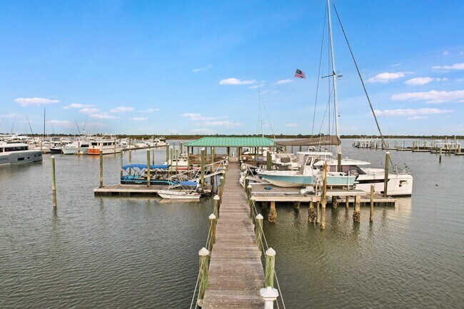 Building Photo - 33 Comares Ave