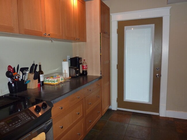 Building Photo - 5BR/2BA Off-Campus Housing Near UTK