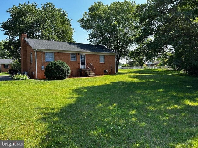 Building Photo - 525 Azalea St