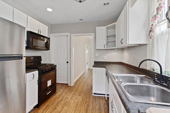Building Photo - Coming Soon - Spacious 3 Bedroom, 1.5 Bath...