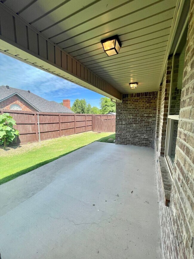 Building Photo - Beautiful 3-bed/2-bath with garage!