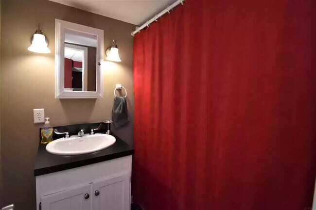 Building Photo - "Hoosier Daddy"- This fully furnished, turn-key, 6bd/2ba house