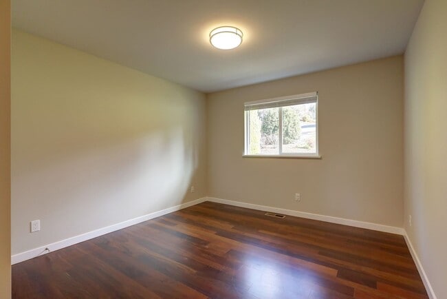 Building Photo - Beautifully Remodeled 4bd, 1.75ba Rambler Available in the Heart of Bellevue.