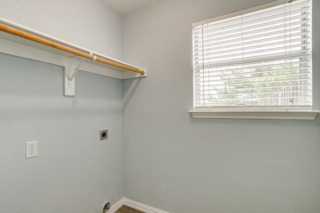 Building Photo - Spacious Well Maintained 2 Bed- 2.5 Bath T...