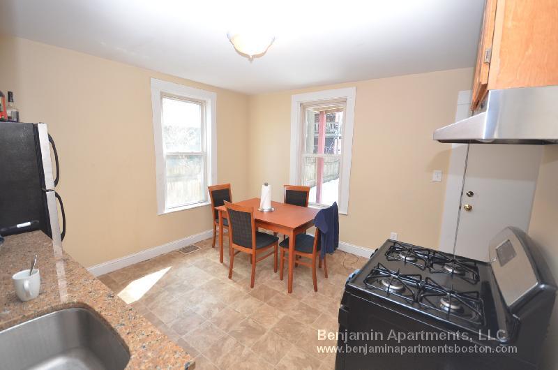 Building Photo - 861 E 1st St