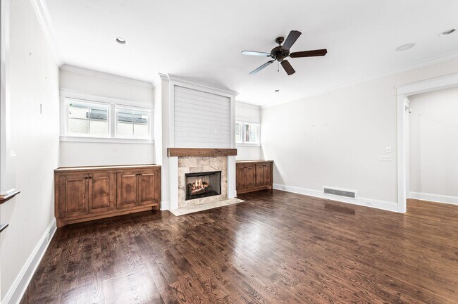 Building Photo - 1735 Hillmont Dr