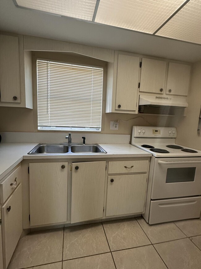 Building Photo - 2842 Crosley Dr W