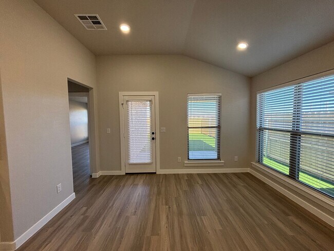 Building Photo - 4/2 Available July in Bell farms!!