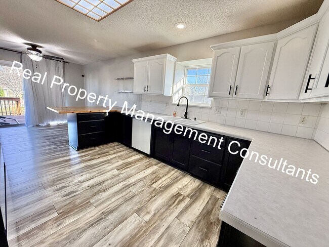 Building Photo - 4 Bedroom with Flexible Living Space!  Deposit Free Living Available via Obligo