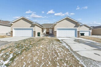 Building Photo - 4 Bedroom Townhome