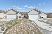 Building Photo - 4-Bedroom Townhome Near Village Pointe!!