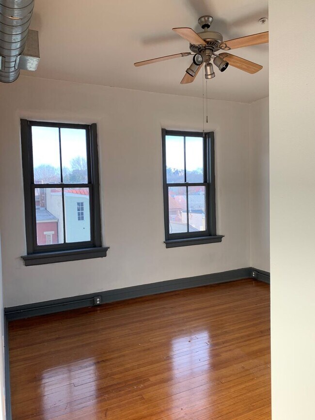 Building Photo - 913 Monmouth St