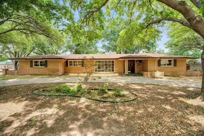 Building Photo - 2108 Granada Dr