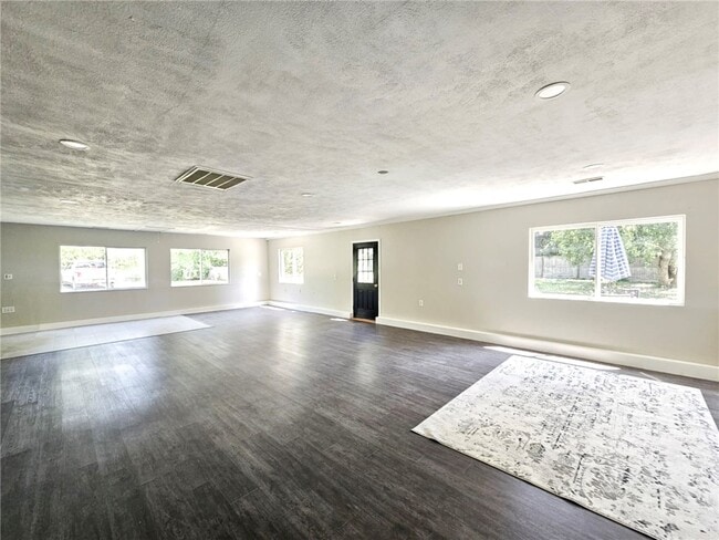 Building Photo - 861 Filkins Rd