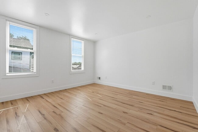 Building Photo - 218 11th St