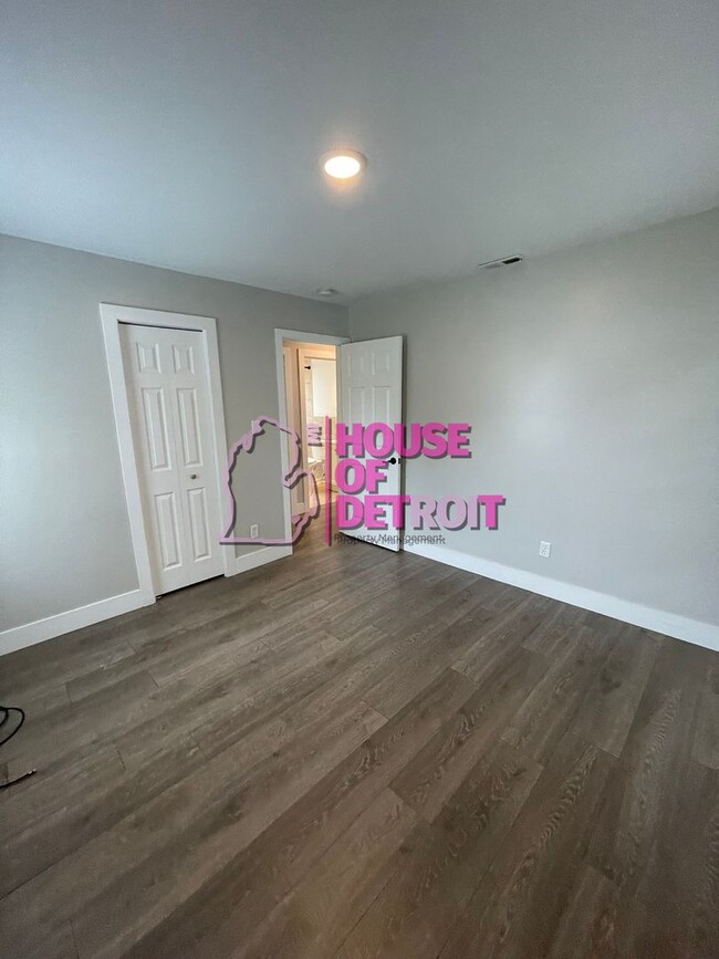 Building Photo - 2 BEDROOM | 1 BATH | FREE PRE SCREEN