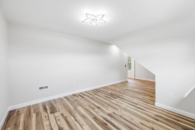 Building Photo - 211 Majestic Dr