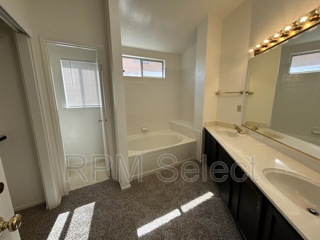 Building Photo - 4956 Villa Royale Way
