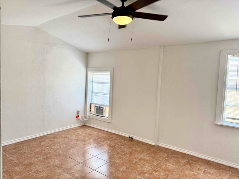 Building Photo - 610 Fenfield Ave