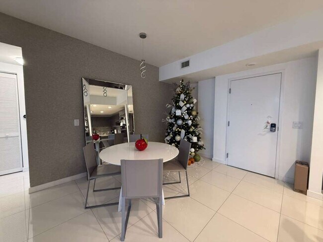 Building Photo - 2 BED/2 BATH UNIT 1-503