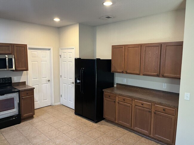Building Photo - Single family home with lawncare included