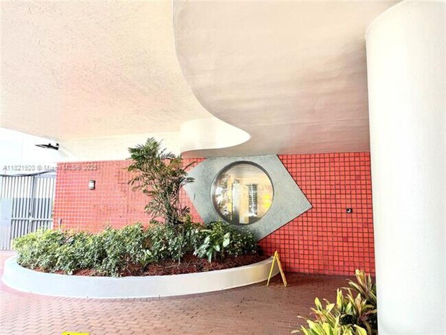 Building Photo - 1621 Collins Ave