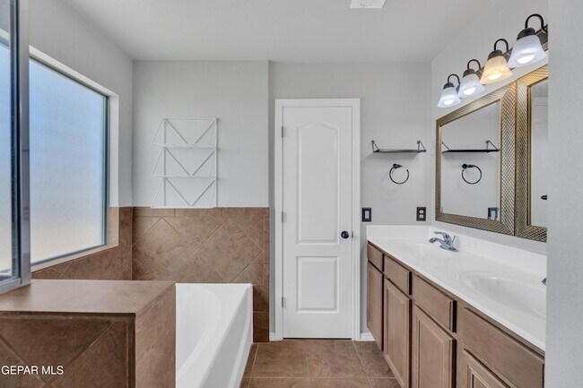 Building Photo - 14378 N Cave Dr