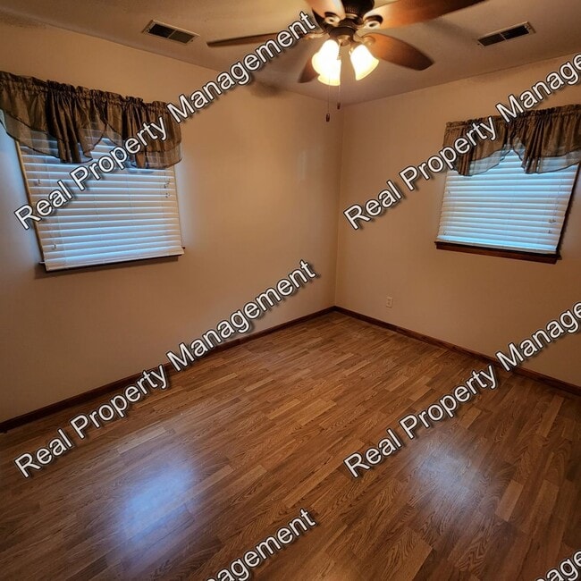 Building Photo - Three Bed Hobart Ranch