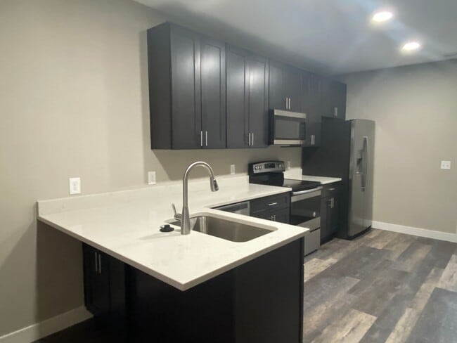 Building Photo - Beautifully remodeled 2 bed 1 bath unit in...