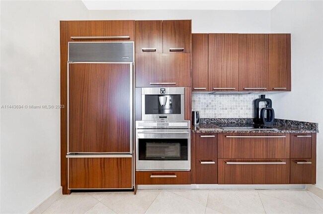 Building Photo - 15811 Collins Ave