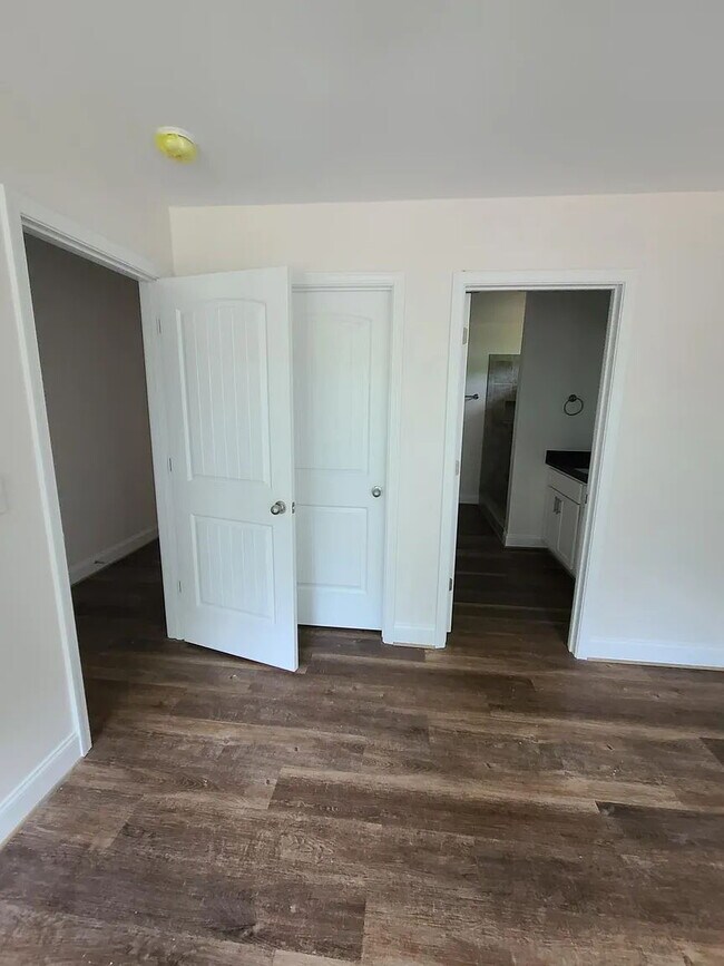Building Photo - Inquire today on how to get FREE rent!
