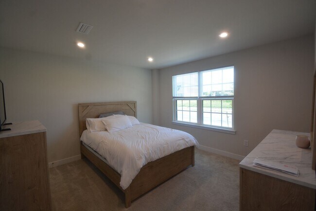 Building Photo - Beautiful and New this 4 Bedroom Townhouse