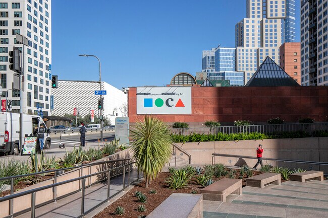 Building Photo - 612 Flower St