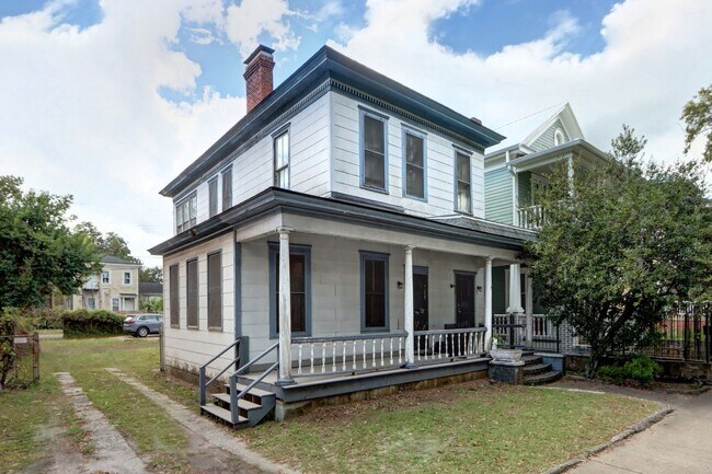 Building Photo - Renovated Two Bedroom Aprtment