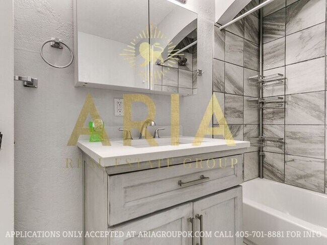 Building Photo - COMING SOON! 2 Bed/2 Bath Duplex Super Clo...