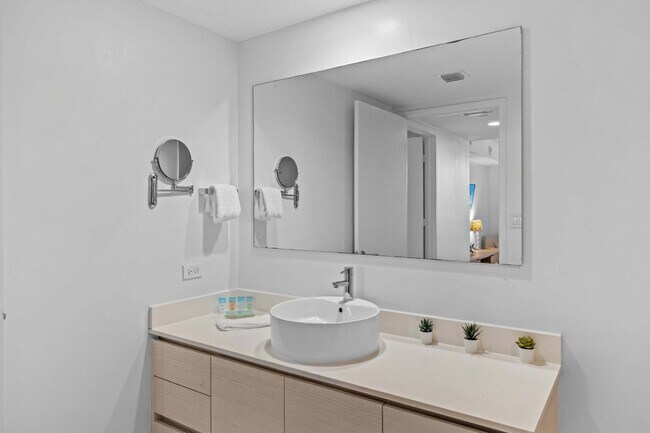 Building Photo - 2602 E Hallandale Beach Blvd