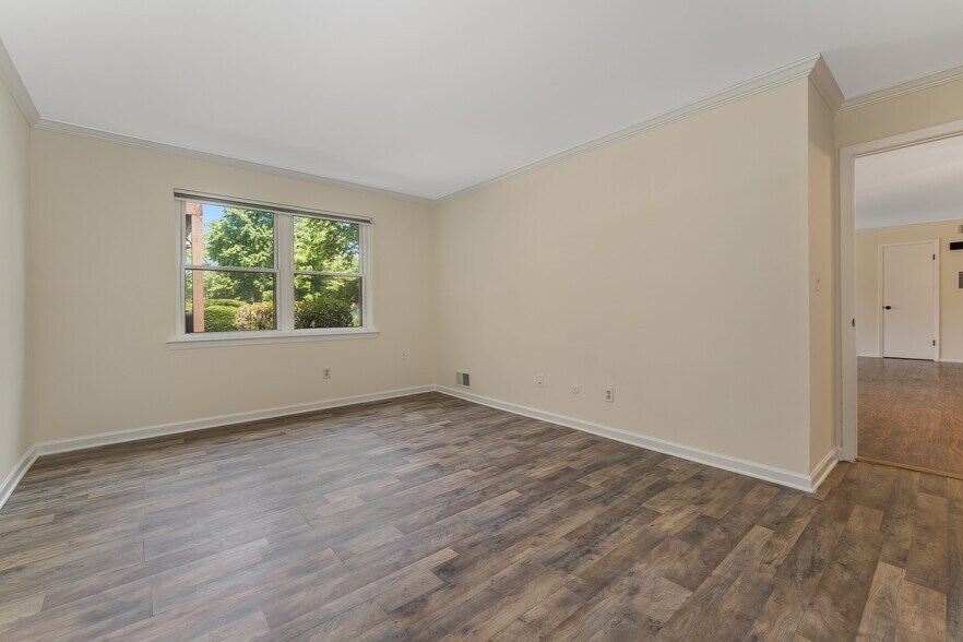 Building Photo - 707 Nottingham Way