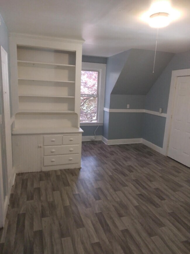 Building Photo - 215 Willow St