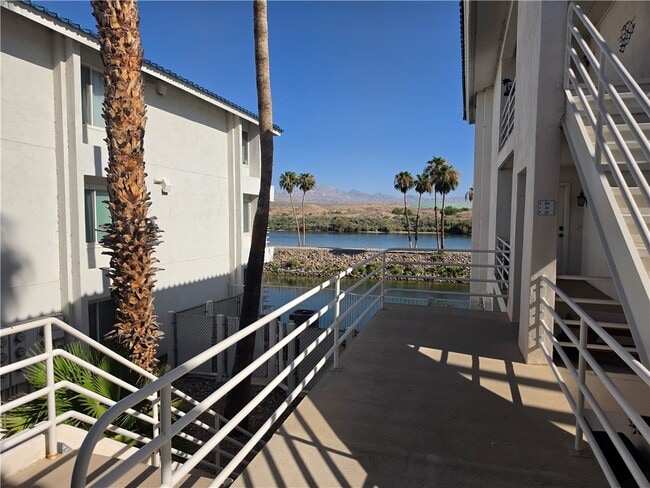 Building Photo - 1800 Club House Dr
