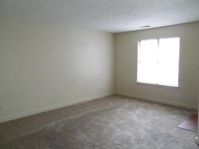 Building Photo - 421 Redding Rd