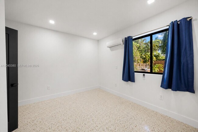 Building Photo - 365 Fairway Dr