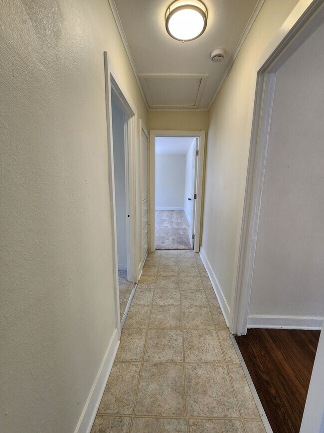 Building Photo - Charming 3 Bedroom / 2 Bathroom Home with ...