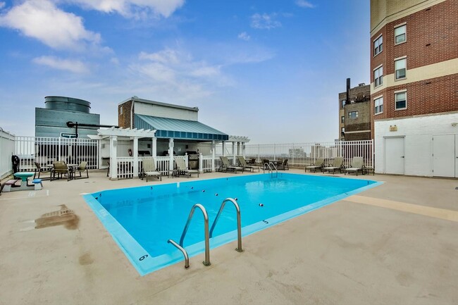 Building Photo - 2100 N Lincoln Park W
