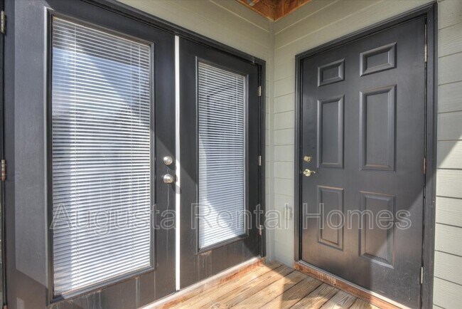 Building Photo - 320 Peachtree St