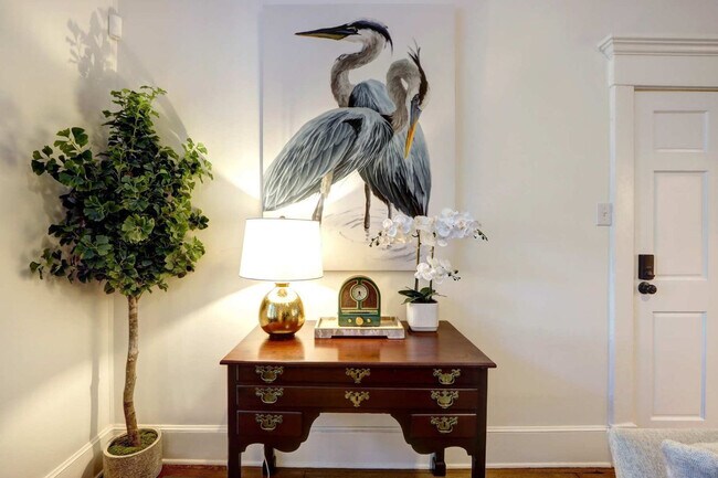 Building Photo - 306 E Victory Dr