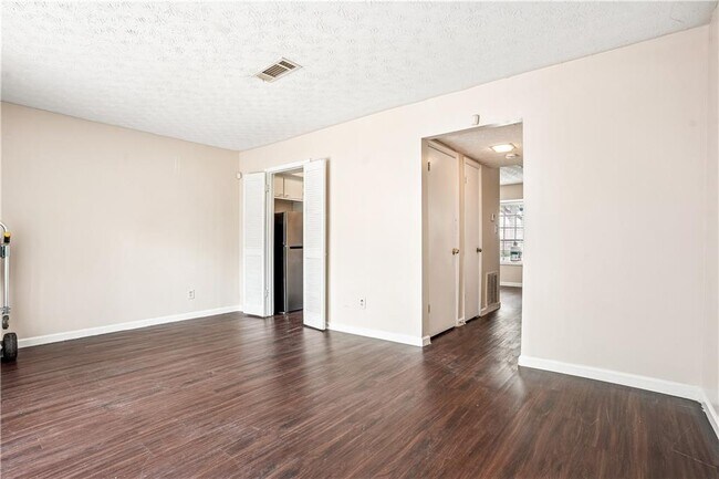 Building Photo - 6593 Sleepy Hollow Ln