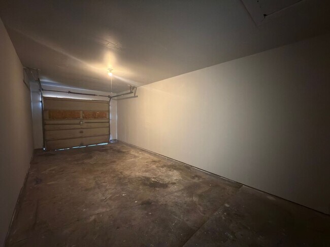 Building Photo - 8910-8910 Greenmound Ave